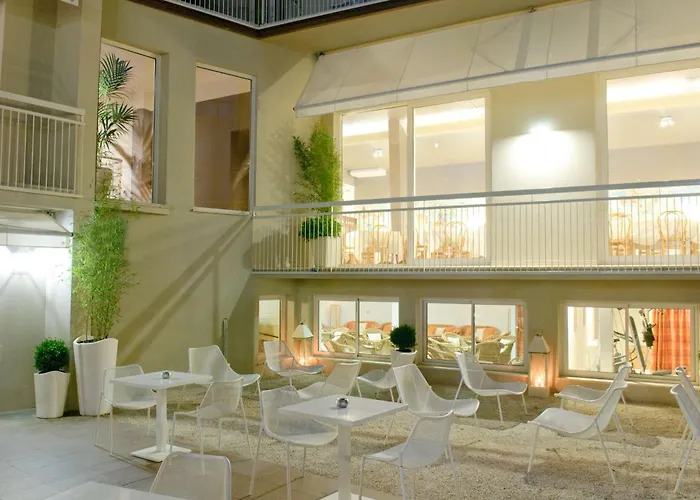HOTEL TRIONFAL - Fronte Mare - Vicinissimi al Centro Milano Marittima
